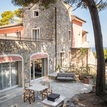 Castel Del Mare Suites&apartments 4*